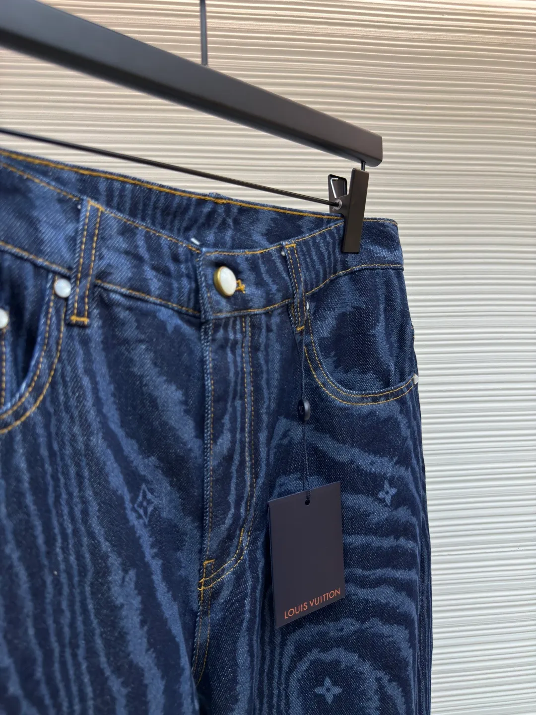 LOUISVUITTON tree pattern denim trousers ●Authentic product: Purchased and developed by 15689 ●Item number: 1680319-B60 ●Fabric: denim fabric ●Technology: Printing ●Version: Fitted version ●Weight: about 755 grams ●Size: 30-32-34-36 ●Description: The upper body effect refers to the FW25 early autumn men's series collarless denim rivet full-width logo printed long-sleeved denim jacket for men in blue. This collarless jacket is paved with denim cloth with the LV Moiré pattern, and the Monogram logo is implicitly integrated into it, creating a silky texture. The Marque L.Vuitton DéPosée nubuck label rests on the back for a modern look paired with matching jeans. The overall wiring is straight and delicate, the fabric is comfortable and soft, and the color is consistent without color difference. It can be matched with the same style to create a fashionable look and control various occasions. Customized accessories, complete with three standards, same style for men and women!